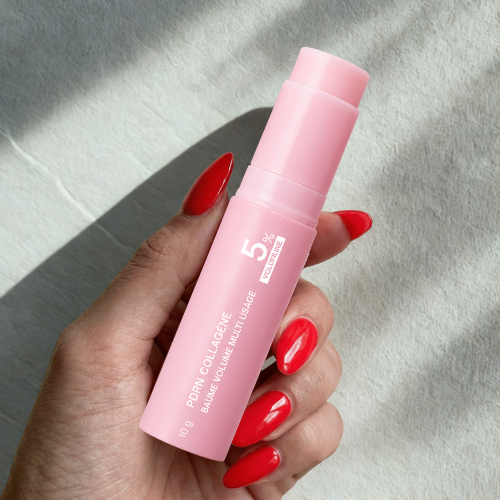 Stick PDRN Collagène Nalizia - baume volume multi-usage 10g tenu en main